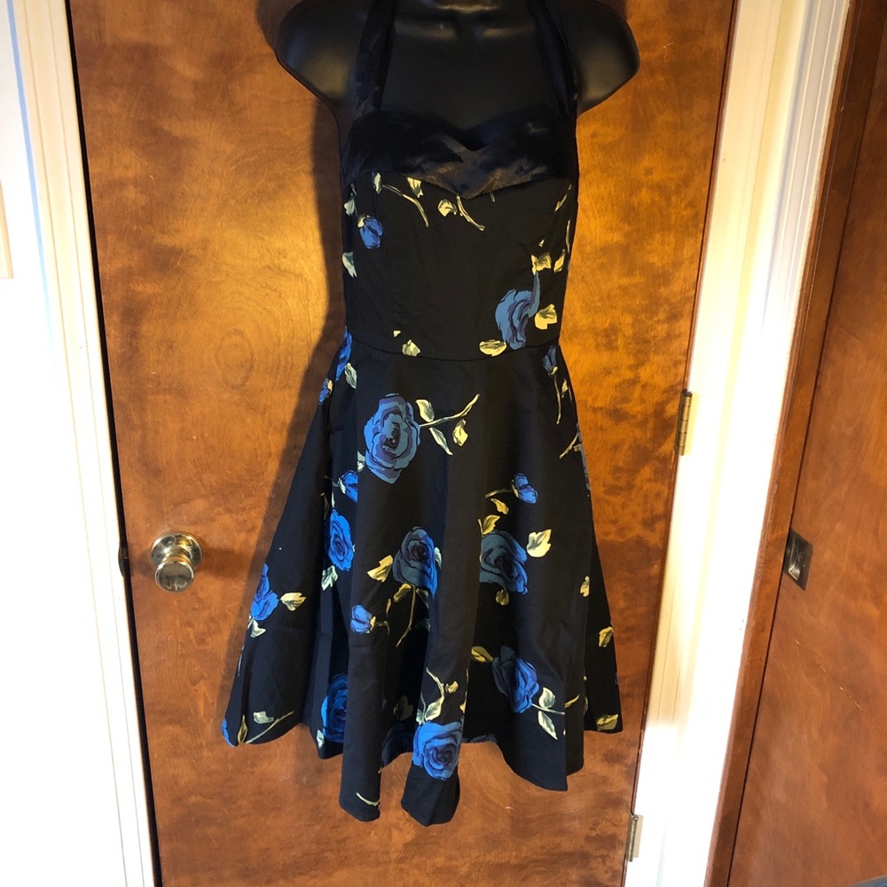 Elegant Black and Blue Floral Halter Dress Tells. Women’s size Medium M